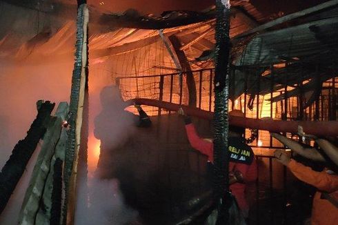 Puluhan Kios di Pasar Senggol Pekalongan Terbakar