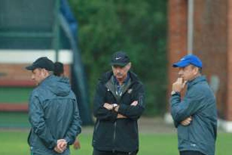 Pelatih Alfred Riedl (tengah) bersama dua asistennya, Wolfgang Pikal (kiri) dan Hans-Peter Schaller (kanan), memimpin sesi latihan di Lapangan Sekolah Pelita Harapan, Karawaci, Selasa (1/11/2016).
