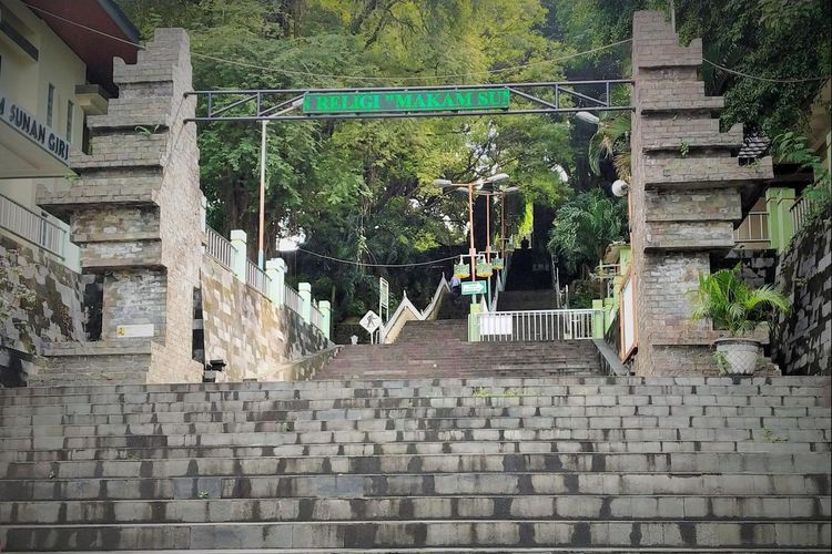 Anak tangga di kompleks makam Sunan Giri.
