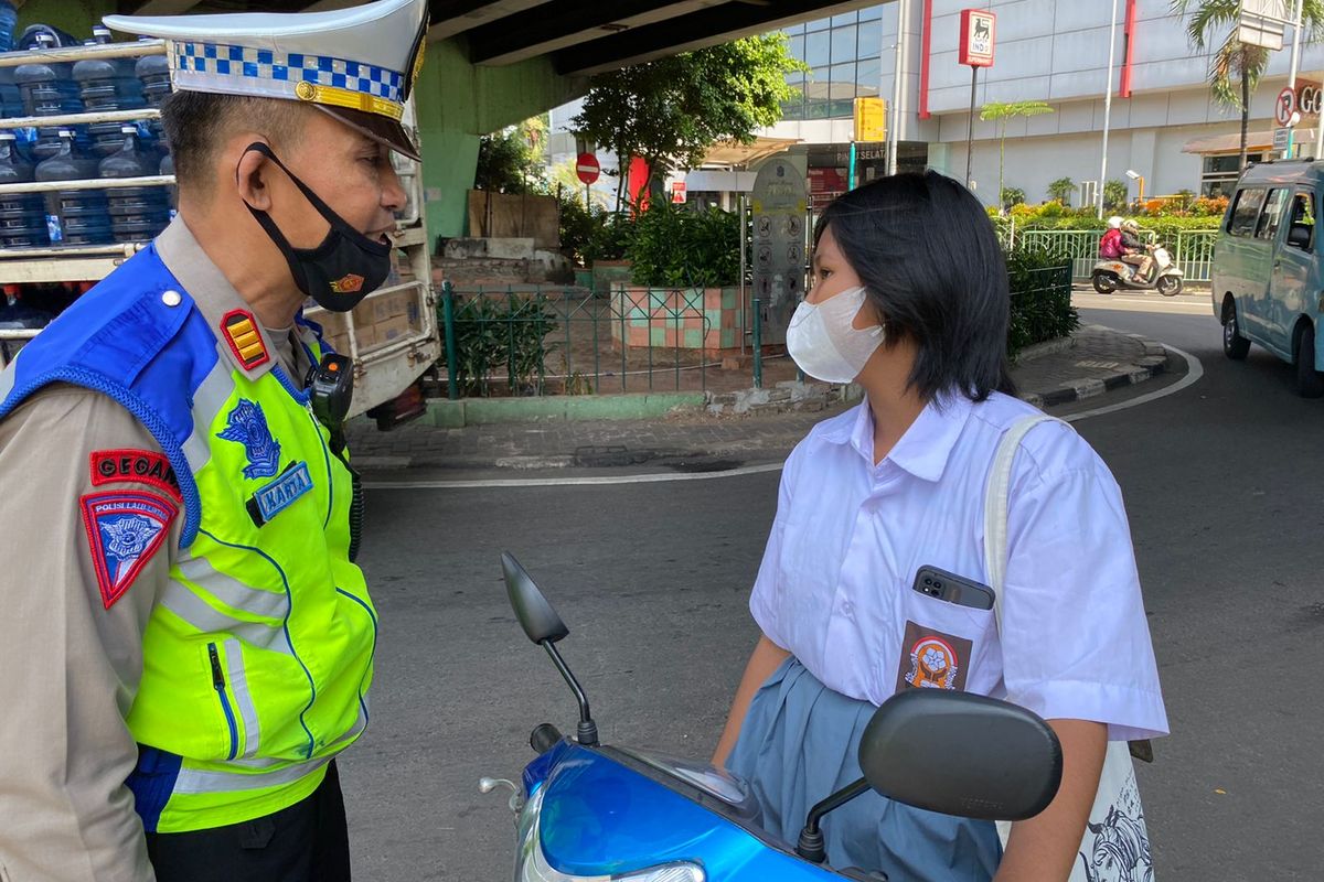 Pelajar SMK di Jakarta Barat terjaring operasi Zebra Jaya 2022 yang digelar di kawasan Jalan S Parman, Slipi Jakarta Barat pada Selasa (4/10/2022). Saat dihentikan polisi, ia mengaku takut ditilang dan mencoba mengebut untuk kabur. 