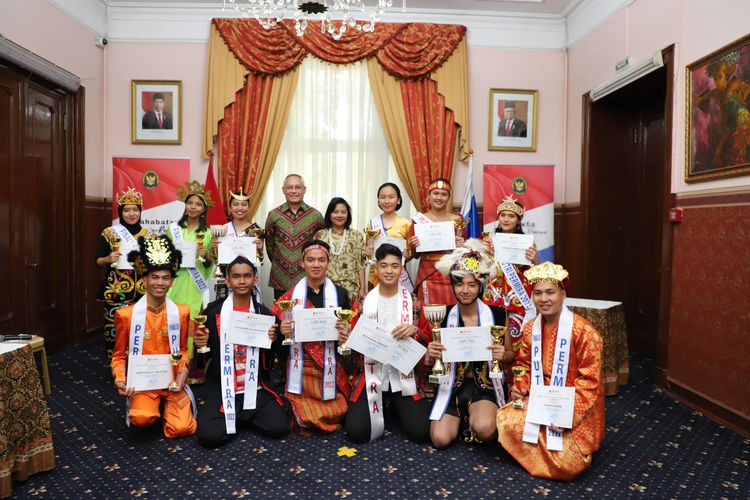 Seluruh pemenang dan finalis pemilihan Putra Putri Permira 2022 berfoto bersama Dubes RI Moskwa Jose Tavares dan ibu Fitria Wibowo Tavares.