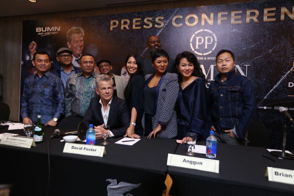 (Dari kiri ke kanan) Dirut PT PP Persero Tbk Taufik Hidayat, CEO PT Melon Indonesia Dedi Suherman, Direktur Perencanaan dan Pengembangan PT PP Persero Tbk Lukman Hidayat, CEO Rajawali Indonesia Communication Anas S Alimi, David Foster, Anggun, Brian McKnight, Dira Sugandi, Yura Yunita dan Dira Sugandi dalam konferensi pers konser Hitman: David Foster & Friends di Surabaya, Rabu (21/3/2018).