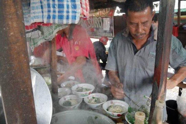 Pak Suro (baju abu-abu) saat menyiapkan pesanan mie ayam Rp3000 di warung miliknya, Minggu (4/10/2020).
