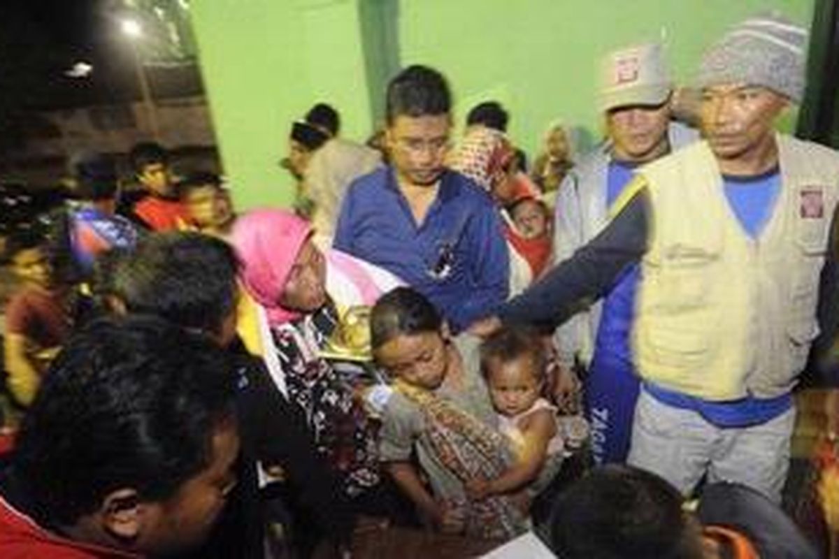 Korban Kerusahan Warga di Sampang  Petugas mendata warga korban kerusuhan antarwarga Desa karang gayam kecamatan Omben dan Desa Bluuran di  Kecamatan Karang Penang,  Kabupaten Sampang,di hall tenis indoor, Minggu (26/8/2012). Bentrokan warga yang diduga akibat berbeda aliran keagamaan menyebabkan satu orang tewas dan  belasan rumah dibakar.  