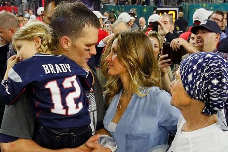 Pemain New England Patriots, Tom Brady (kiri), menatap istrinya, Gisele Bundchen, seusai menjuarai Super Bowl LI di NRG Stadium, 5 Februari 2017.