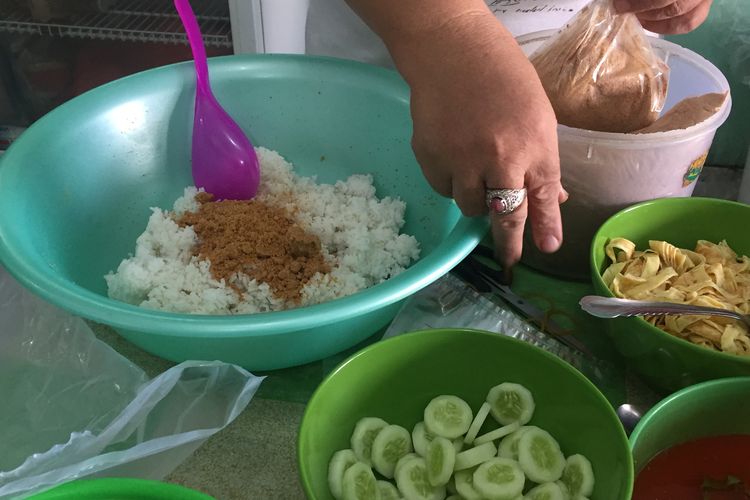 Nasi ulam yang belum diaduk dengan bumbu yang terdiri dari kacang-kacangan dan udang kering yang di haluskan dari warung Nasi Uduk & Ketupat Sayur Encim Sukaria,Tangerang.