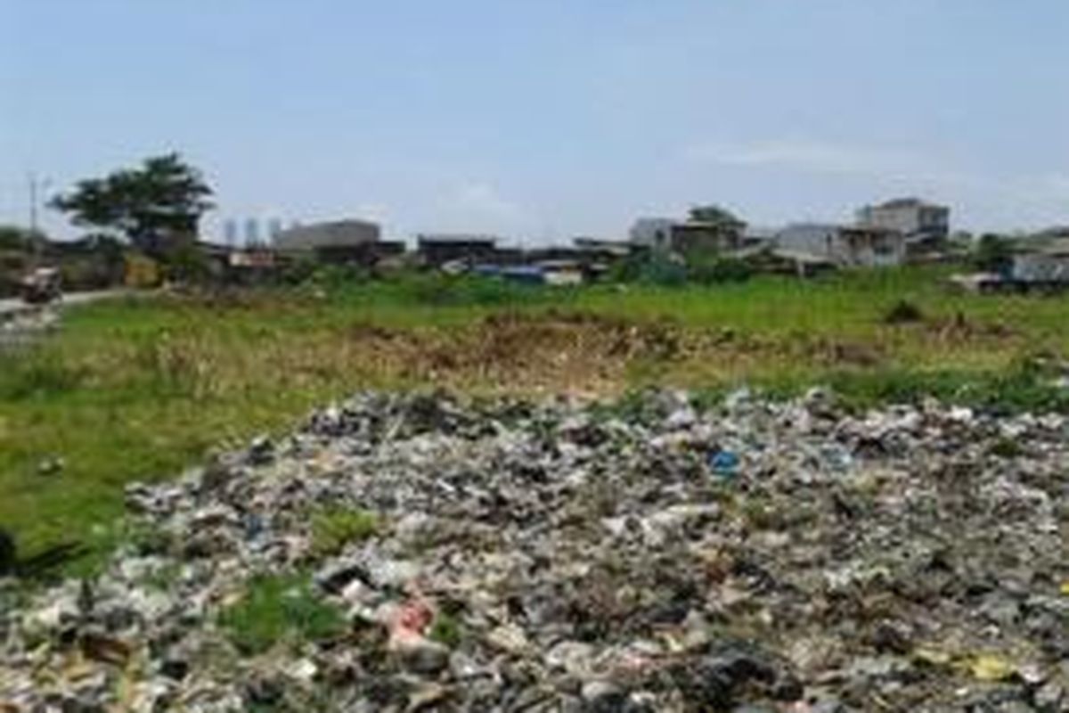 Seminggu setelah pembersihan makam di Kampung Apung, kondisi makam masih penuh dengan sampah dan rumput liar, Rabu (2/4/2014).
