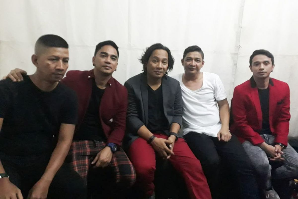 Pasha (vokal), Makki (bas), Enda (gitar), Onci (gitar), dan Rowman (drum) yang tergabung dalam grup band Ungu usai tampil di panggung Sweet 17 Trans Media di Lapangan Sunburst BSD City, Tangerang Selatan, Sabtu (15/12/2018).