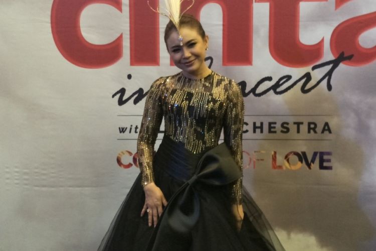Rossa berfoto sehabis tampil dalam konser Ayat-ayat Cinta 2, yang diadakan di Jakarta Convention Center (JCC), Senayan, Jakarta Selatan, Rabu (20/12/2017) malam. 