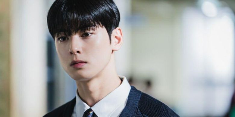 Cha Eunwoo Irit Senyum di Event Louis Vuitton Dipuji Bikin Silau Saking  Tampannya