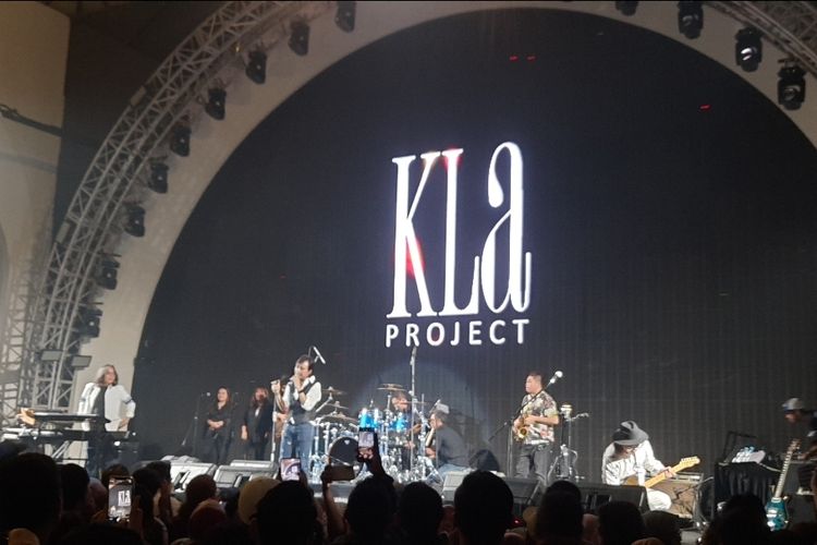Grup band KLa Project hadir dalam konser musik Reminiscing yang digelar di Bengkel Space, SCBD, Jakarta Selatan, pada Kamis (25/5/2023). 