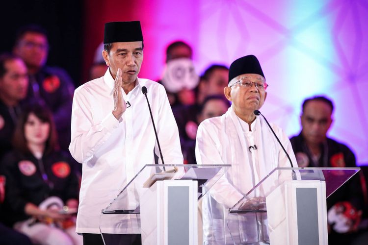 Pasangan calon presiden dan wakil presiden nomor urut 1, Joko Widodo dan Maruf Amin memberikan penjelasan saat debat pilpres pertama di Hotel Bidakara, Jakarta Selatan, Kamis (17/1/2019). Tema debat pilpres pertama yaitu mengangkat isu Hukum, HAM, Korupsi, dan Terorisme.