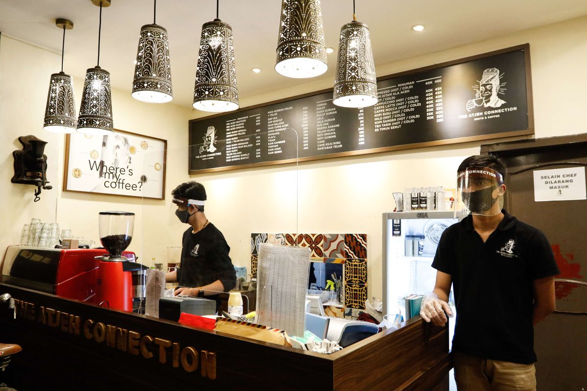 Penerapan protokol kesehatan di The Atjeh Connection Resto and Coffee Bendungan Hilir, Jakarta, Kamis (18/6/2020). Untuk mencegah penyebaran virus Covid-19 restoran di Jakarta yang membuka layanan makan di tempat harus menerapkan protokol kesehatan.