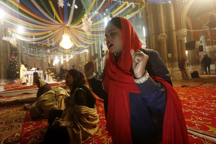 Para wanita Kristiani berdoa dalam Misa Natal di Sacred Heart Cathedral, Lahore, Pakistan, pada Jumat (25/12/2020).