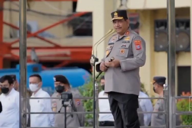 Kapolda Kalsel Irjen Rikwanto memimpin apel sekaligus berpamitan setelah dirinya dimutasi ke Mabes Polri. 