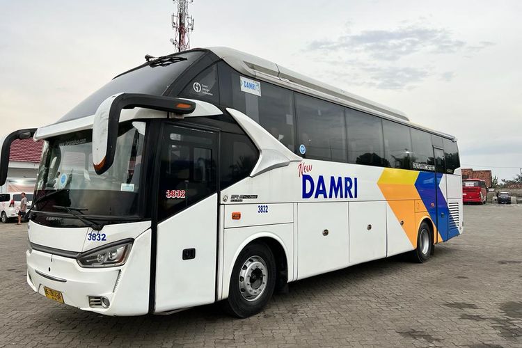 Bus DAMRI. 