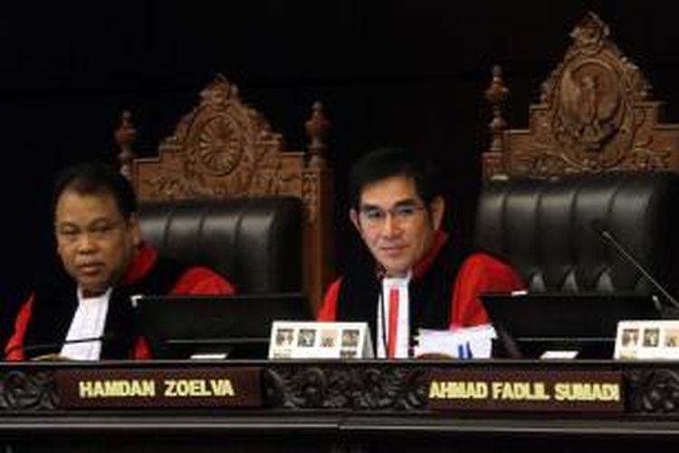 Ketua Mahkamah Konstitusi (MK), Hamdan Zoelva memimpin sidang lanjutan sengketa Pilpres 2014 dengan agenda mendengarkan keterangan saksi ahli dari pihak pemohon pasangan Prabowo-Hatta, termohon KPU, dan terkait pasangan Jokowi-JK, di Gedung MK, Jakarta Pusat, Jumat (15/8/2014). Sebelum sidang putusan pada 21 Agustus, kesembilan hakim MK terlebih dahulu akan melakukan rapat dengar pendapat (RDP) secara tertutup selama tiga hari berturut-turut untuk mengambil putusan.