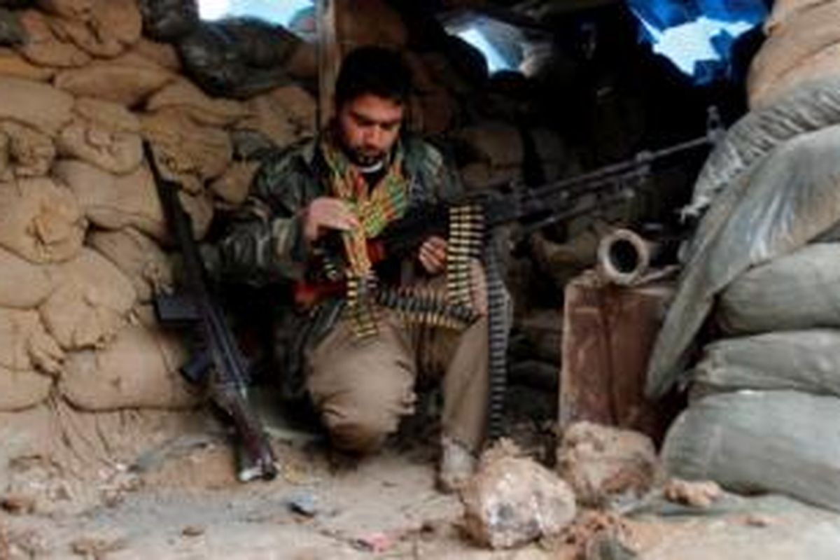 Seorang pejuang Peshmerga Kurdi tengah memeriksa senjatanya di sela-sela pertempuran melawan ISIS di Kirkuk, Irak.