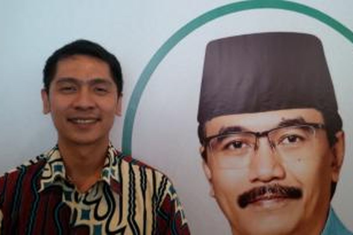 Artis sinetron Adi Nugroho diabadikan saat memberikan dukungan kepada Mantan Menteri Pemuda dan Olahraga era Presiden Susilo Bambang Yudhoyoni, Adhyaksa Dault, yang maju dalam bursa pemilihan kepada daerah gubernur DKI Jakarta, di Hotel Kartika Chandra, Jakarta Selatan, Minggu (20/9/2015).