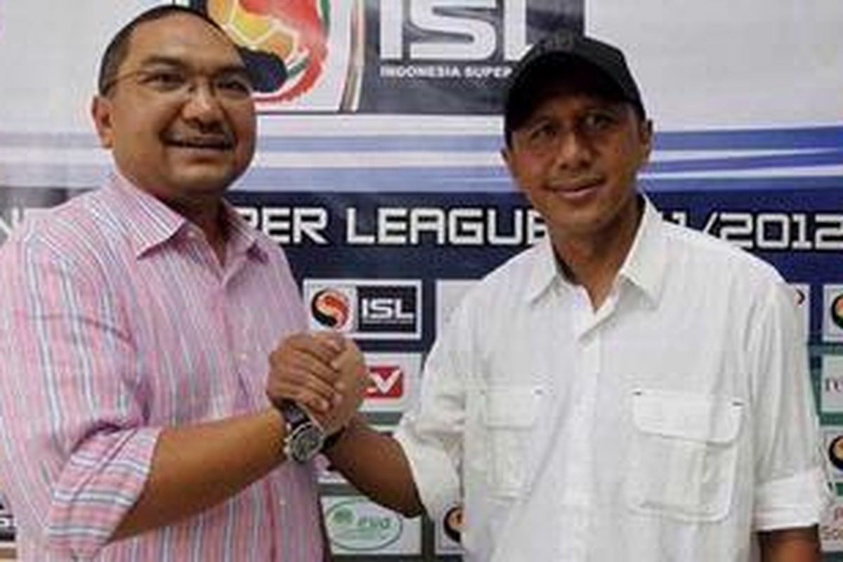 Pelatih Rahmad Darmawan (kanan) bersalaman dengan Manager Pelita Jaya, Lalu Mara Satria Wangsa dalam konferensi pers di Apartemen Cilandak, Jalan TB Simatupang, Jakarta Selatan, Kamis (19/1/2012).