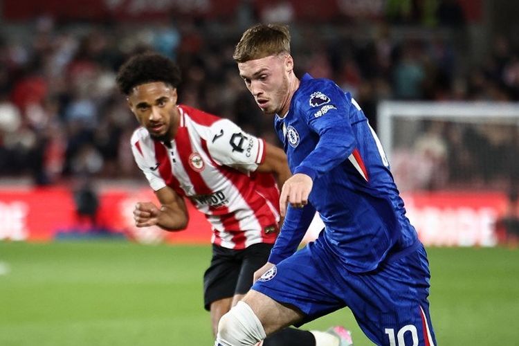 Cole Palmer (kanan) dibayangi Kevin Schade (kiri) dalam pertandingan sepak bola Liga Inggris antara Brentford vs Chelsea di Stadion Gtech Community di London pada 13 September 2025. (Foto oleh HENRY NICHOLLS / AFP) / 