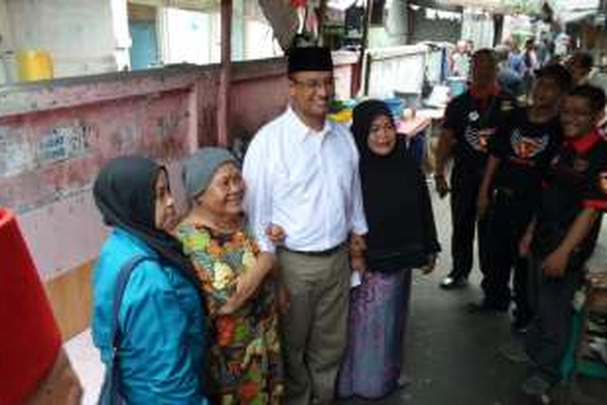 Calon gubernur DKI Jakarta Anies Baswedan menyapa warga usai melaksanakan ibadah Shalat Jumat di Jalan KH Wahid Hasyim, Jakarta Pusat, Jumat (11/11/2016).