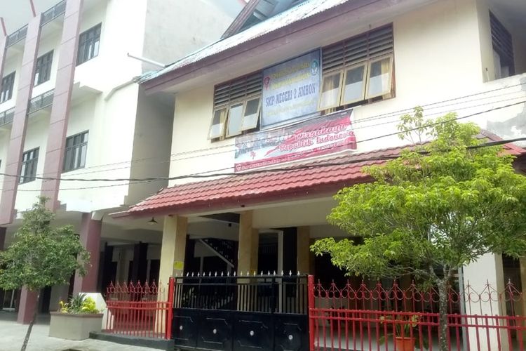 Sekolah Menengah Pertama (SMP) Negeri 2 Ambon yang berada di kawasan Perigi Lima, Kecamatan Nusaniwe Ambon tutup pascagempa 5,2 magnituo. Selain SMP ini, seluruh sekolah lain di Kota Ambon juga tutup sejak Jumat (11/10/2019)