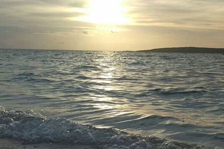 Suasana senja di Pantai Tablolong, Kupang, NTT, Minggu (10/2/2019).