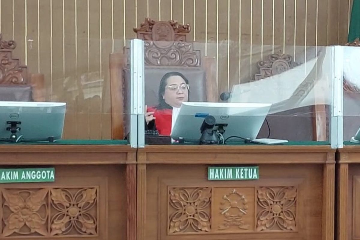 Hakim Tunggal Imelda Herawati saat membacakan putusan gugatan praperadilan Firli Bahuri di Pengadilan Negeri Jakarta Selatan, Selasa (19/12/2023).
