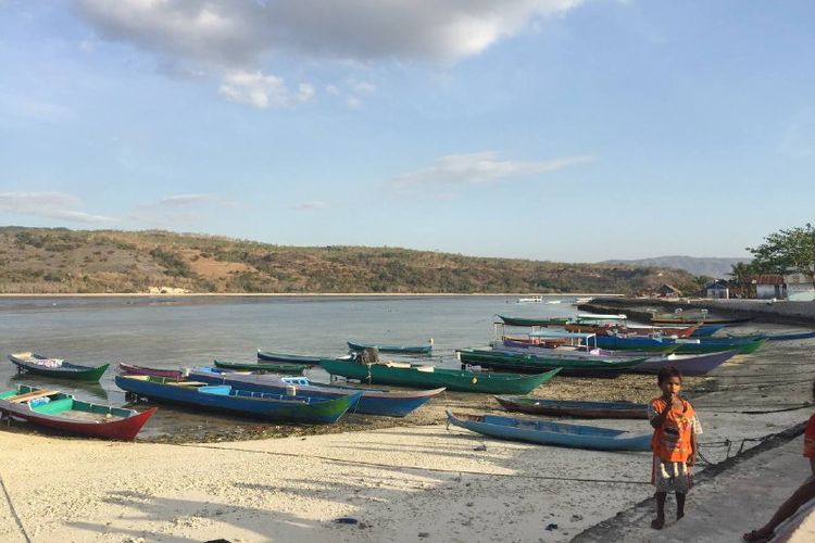 Kapal nelayan berjajar di tepi pintu masuk Desa Marisa, Pulau Kangge, Kepulauan Alor, Nusa Tenggara Timur.