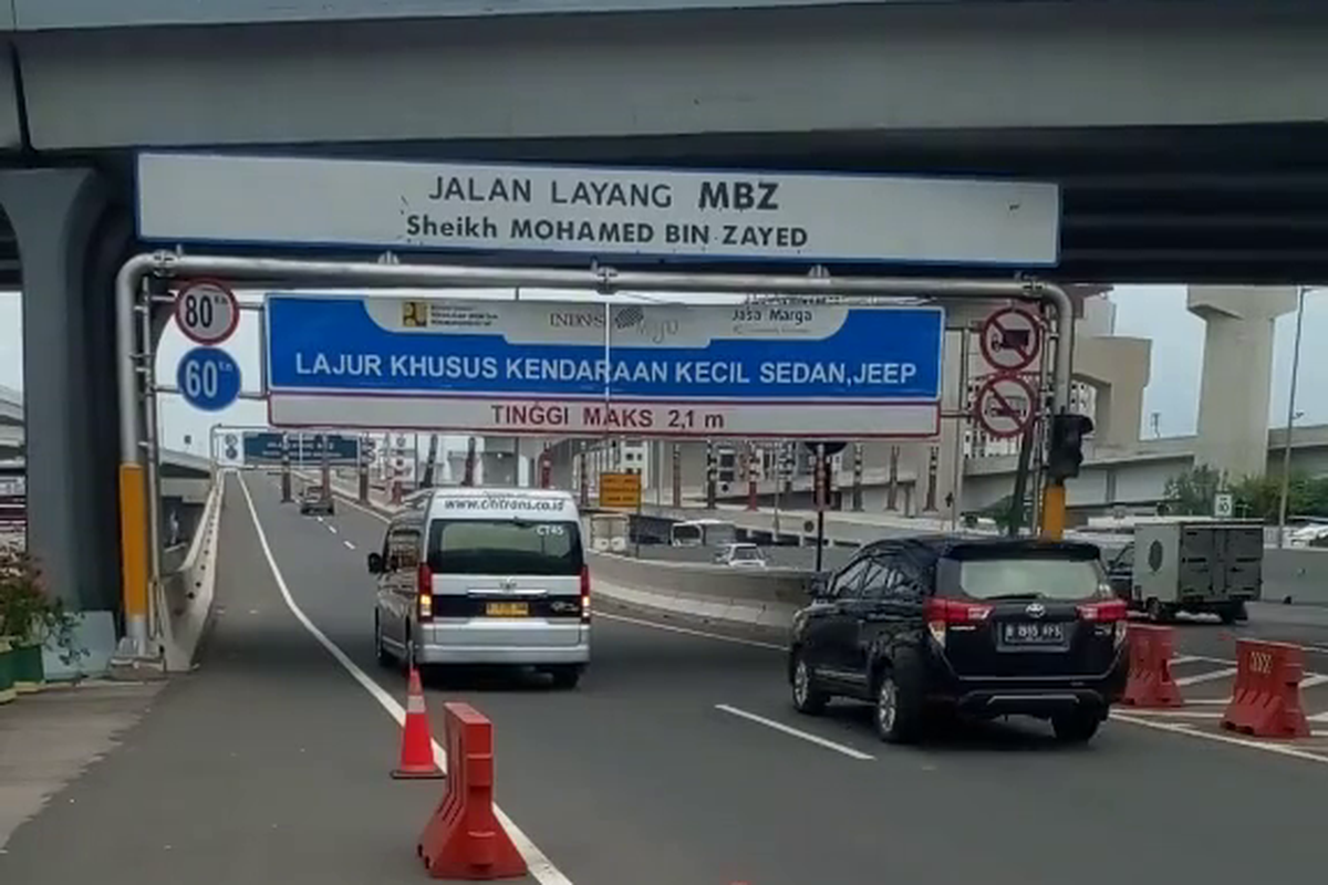 Mobil travel terlihat melanggar batas ketinggian di pintu masuk Jalan Layang MBZ