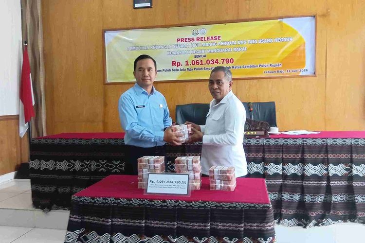Kejari Serahkan Rp 1,06 Miliar Tunggakan Pajak Hotel dan Restoran di Labuan Bajo
