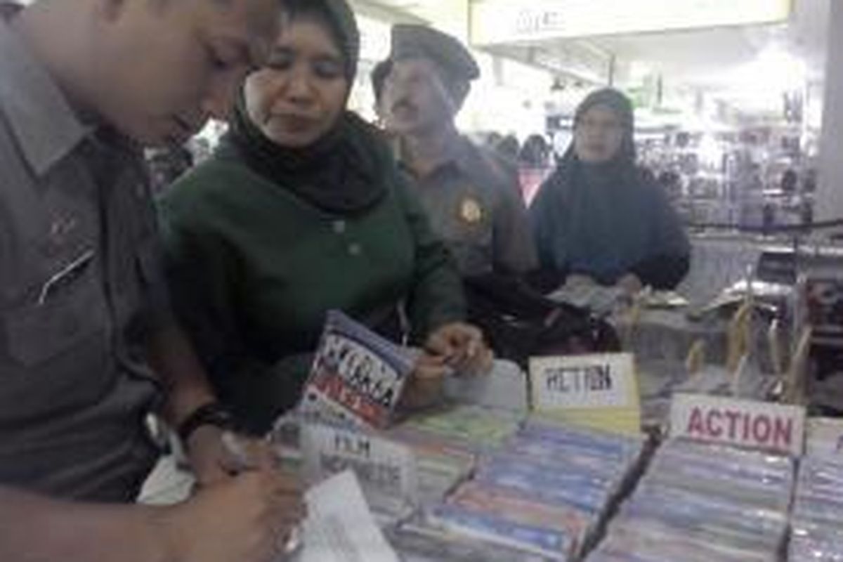 Razia PNS oleh Satpol PP di Bekasi, Senin (16/6/2014).