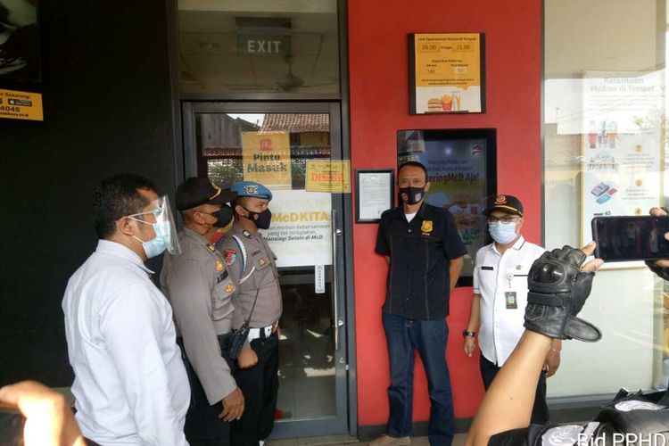 Satpol PP Kota Bandung menyegel 2 gerai McDonald's akibat keramaian yang ditimbulkan saat promosi kolaborasi antara McDonald's dan boy band Korea, BTS, Rabu (9/6/2021).