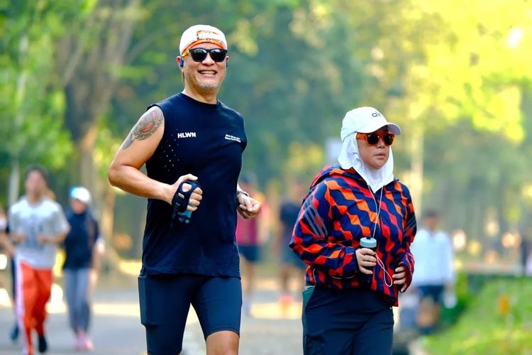 Irfan Prasatya (60) bersama sang istri (58) yang masih aktif berolahraga lari, bahkan sampai menjual kendaraan pribadi supaya bisa berjalan kaki sambil memanfaatkan transportasi umum.