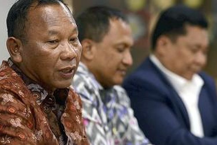 Kepala Badan Nasional Penanggulangan Terorisme (BNPT), Saud Usman Nasution (kiri), didampingi Deputi Bidang Pencegahan, Perlindungan dan Deradikalisasi BNPT Agus Surya Bakti (tengah), dan Deputi Penindakan dan Pembinaan Kemampuan BNPT Petrus R Golose, saat berkunjung ke Redaksi Harian Kompas di Jakarta, Senin (23/3/2015). Dalan kunjungan tersebut dipaparkan berbagai program kerja BNPT untuk menanggulangi bahaya terorisme di Indonesia.