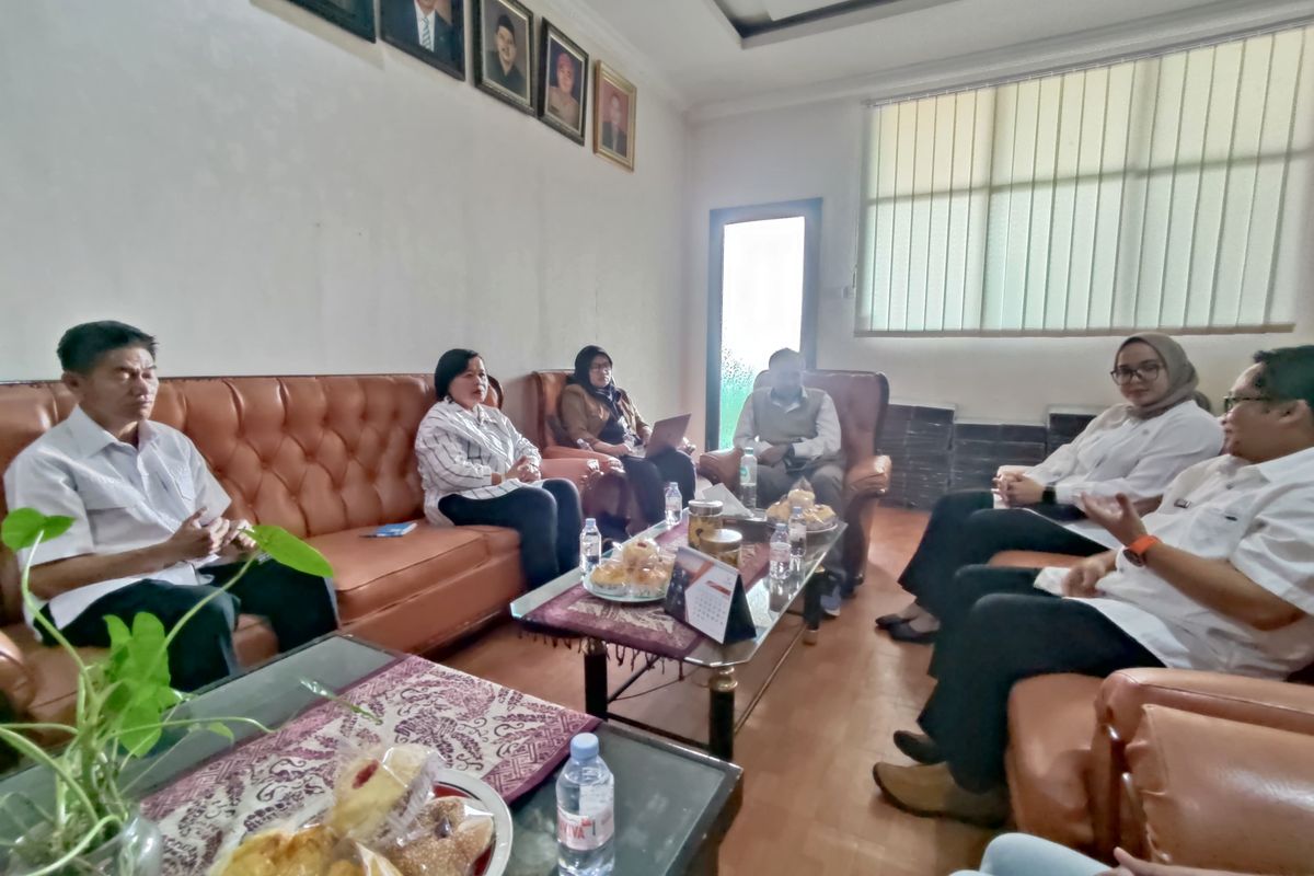 Tim Kementrian Pendidikan Dasar dan Menengah bertemu dengan kepala sekolah SMAN 2 Kota Bekasi, Suhendi untuk menindaklanjuti dugaan kasus perundungan dan kekerasan yang melibatkan EQ dan ANF. Rabu (22/4/2026).