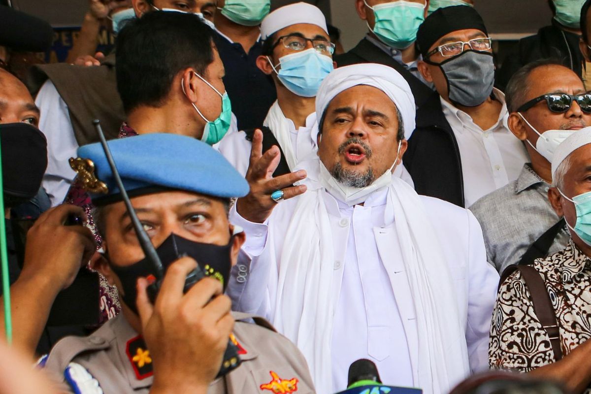 Rizieq Shihab (tengah) bersiap menjalani pemeriksaan di Mapolda Metro Jaya, Jakarta, Sabtu (12/12/2020). Rizieq Shihab tiba di Mapolda Metro Jaya untuk diperiksa sebagai tersangka kasus pelanggaran protokol kesehatan terkait kerumunan di Petamburan, Tanah Abang, Jakarta pada 14 November lalu. ANTARA FOTO/Fauzan/foc.