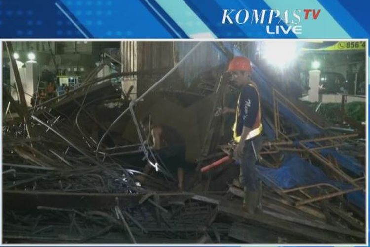 Tiang pancang Tol Becakayu Ambruk dan menimpa pekerja, Selasa (20/2/2018). Sebanyak 7 pekerja dikabarkan jadi korban. 
