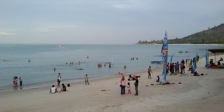 Rombongan peserta Sungailiat Triathlon Internasional aklimatisasi lokasi lomba di Pantai Tanjung Pesona, Bangka, Kepulauan Bangka Belitung.