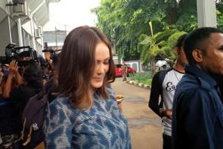 Pembawa acara Cathy Sharon menghadiri sidang cerainya dengan suamin, Eka Kusuma, di Pengadilan Negeri Jakarta Selatan, Senin (7/3/2016).