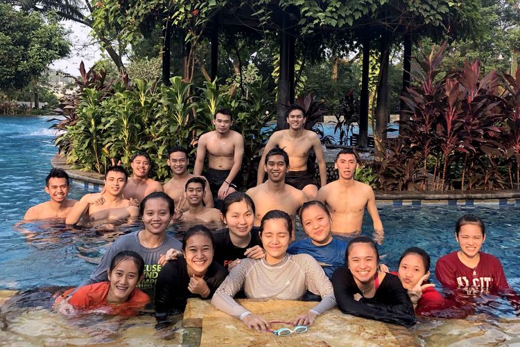 Tim bulu tangkis ganda campuran Indonesia berenang di kawasan Cibubur, Jakarta Timur, pada Jumat (28/6/2019).