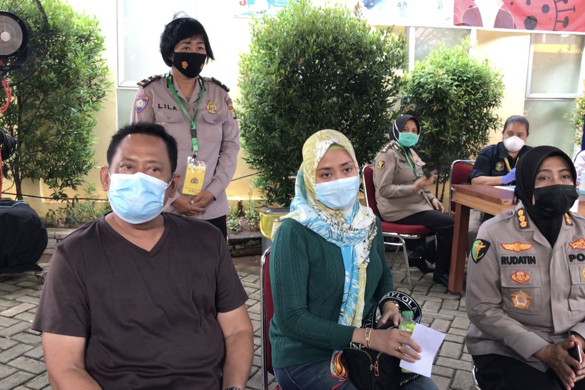 Ayah kandung korban jatuhnya pesawat Sriwijaya Air SJ-182 atas nama Okky Bisma, Supeno Hendi Kuswanto dan kakak kandung Okky, Fenita Citra di Posko Ante Mortem Sriwijaya Air RS Polri Kramat Jati, Jakarta Timur pada Rabu (13/1/2021).