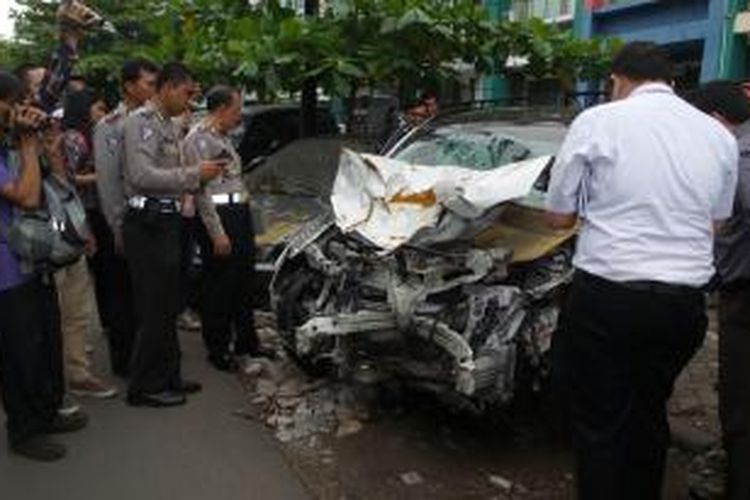 Sejumlah teknisi Mitsubishi Indonesia didampingi petugas Satlantas Polres Metro Jaksel memeriksa Mitsubishi Outlander B 1658 PJE, di Mapolres Metro Jaksel, Senin (26/1/2015). Mobil tersebut adalah mobil yang dikemudikan oleh Christopher Daniel Syarief (22), tersangka kecelakaan maut di Jalan Pondok Indah, Kebayoran Lama, Jakarta Selatan pada Selasa (20/1/2015) pekan lalu