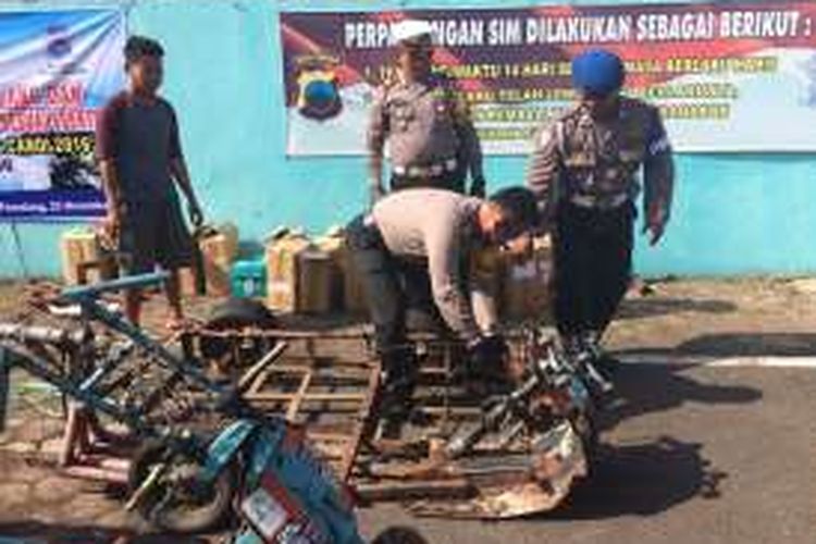 Polisi memotong rangka besi skuter modifikasi dengan menggunakan alat pemotong di halaman Satlantas Polres, Pemalang, Jawa Tengah, Jumat (25/11/2016) sore. 