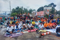 Demo Tolak UU Cipta Kerja, Buruh Sholat Jumat di Depan Gedung DPR
