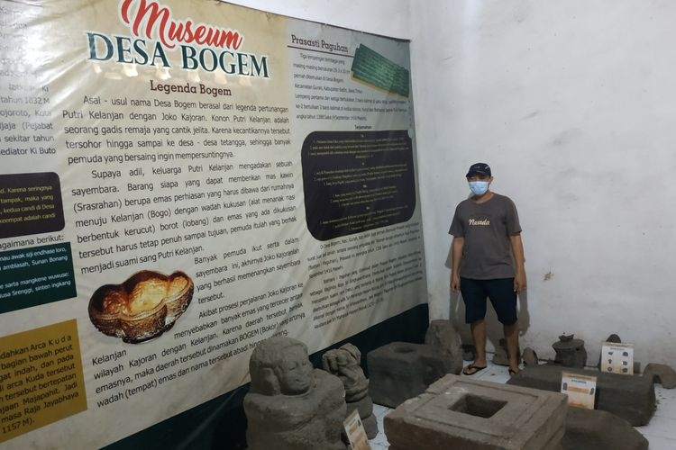 Kades Samsudin menunjukkan museum Desa Bogem, Kecamatan Gurah, Kabupaten Kediri, Jawa Timur.