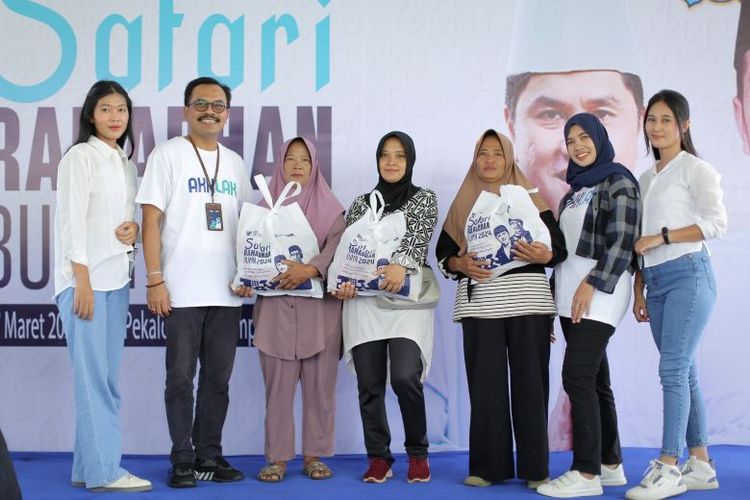 PNM bagikan sembako di acara Safari Ramadhan BUMN 2024 di Lapangan Pekalongan, Lampung Timur. 