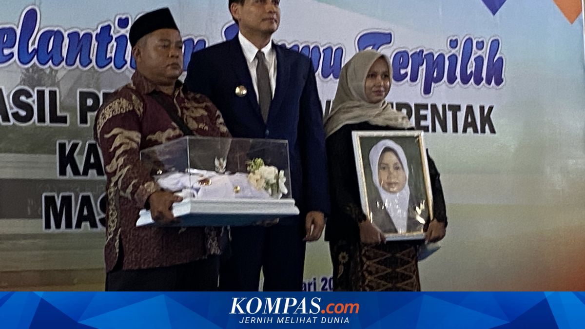 Kuwu Terpilih Wafat Sebelum Dilantik, Anak Bawa Foto Almarhumah ke Pendopo Indramayu