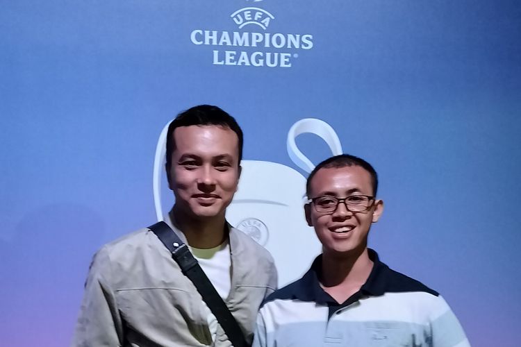 Benedictus (kanan), pemenang undian nonton langsung final Liga Champions 2023 di Turki, berfoto bersama brand ambassador Oppo, Nicholas Saputra (kiri).